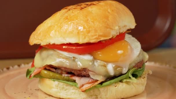 Gourmet Hamburger Met Een Sappige Rundvlees Patty Belegd Met Knapperig — Stockvideo