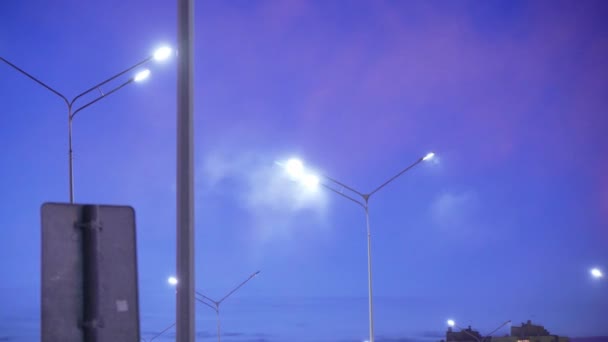 Туманная Ночная Сцена Парковке Освещенными Уличными Фонарями Светящимися Сквозь Туман — стоковое видео
