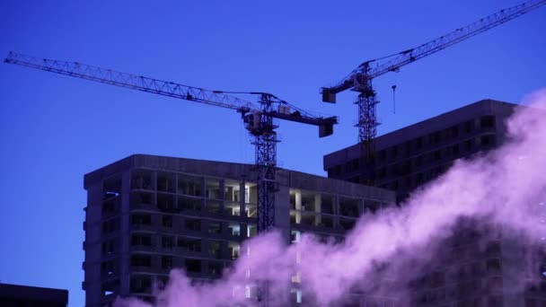 Дым Выходит Здания Расположенного Перед Строительным Краном Строительной Площадке — стоковое видео