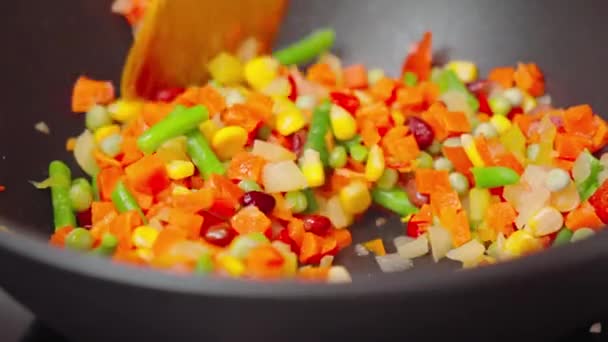 木勺正忙着在火锅里搅拌着一大堆蔬菜 弄出一道辛辣芬芳的炒菜 — 图库视频影像