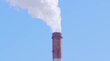 Bir baca gibi çevresel etki, fabrika bacasından yükselen dumanı yayar..