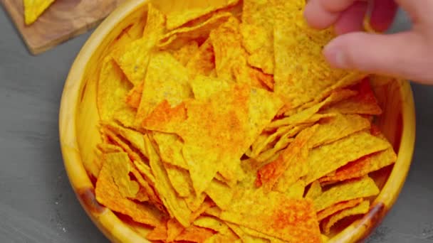 Miska Jest Pełna Chrupiących Chipsów Tortilla Tworząc Pikantną Przekąskę Gotowy — Wideo stockowe
