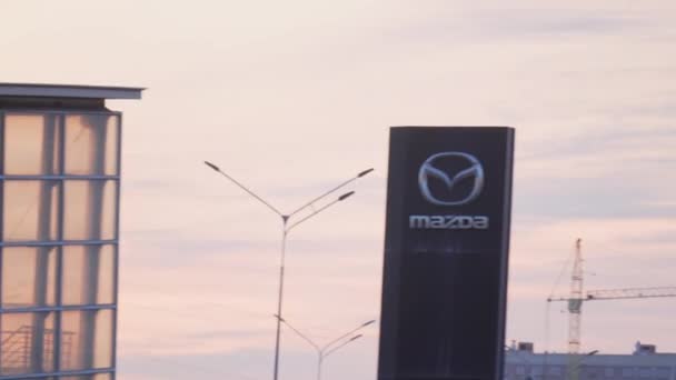 俄罗斯蒂门 2024年3月18日 马自达标志突出 标识是可识别的 并增加了建筑物的品牌 — 图库视频影像