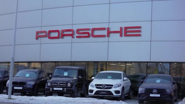 Tyumen Rosja Marca 2024 Pojazdy Zaparkowane Przed Salonem Porsche Luksusowymi — Wideo stockowe