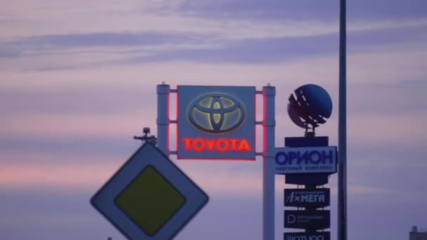 Tjumen Russland März 2024 Toyota Schild Steht Prominent Vor Blauem — Stockvideo
