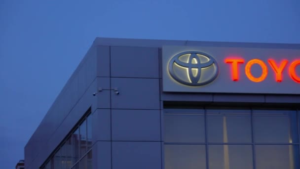 ロシア マルク2024 都市の商業ビルの側面に明らかに表示されるトヨタのブランドのロゴの印 — ストック動画