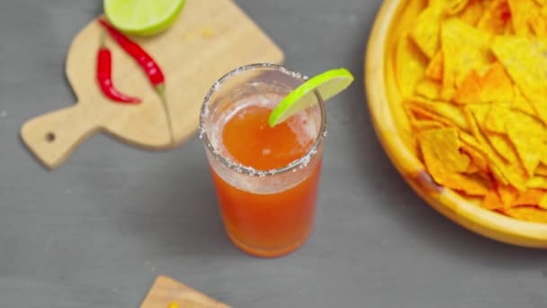 Cocktail Michelada Avec Jus Tomate Bière Citron Vert Dans Verre — Video