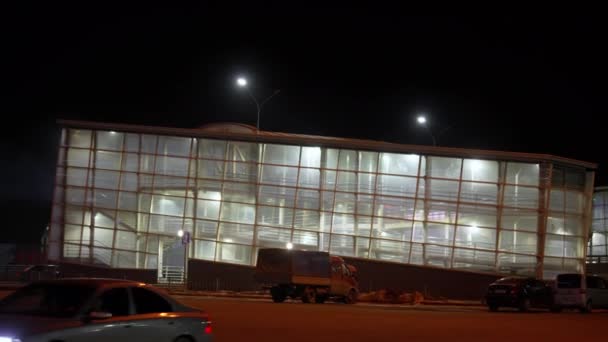 Janelas Brilhando Iluminated Multi Windowed Building Noite Atravessando Auto Estrada — Vídeo de Stock