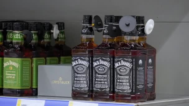 Tjumen Russland März 2024 Sammlung Verschiedener Bourbon Jim Beam Flaschen — Stockvideo