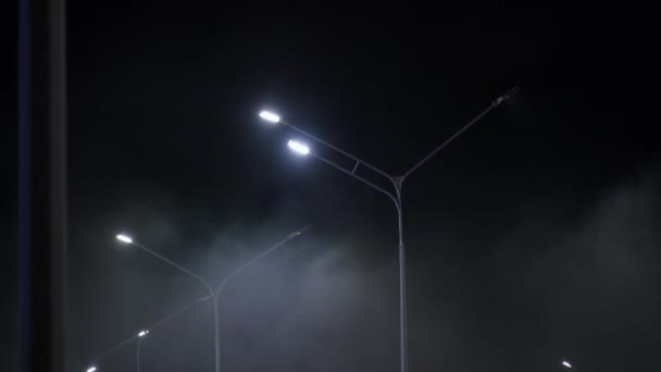 Ködös Éjszakai Jelenet Egy Parkolóban Kivilágított Utcai Lámpákkal Amik Átvilágítják — Stock videók