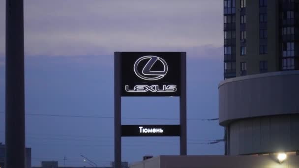 Tyumen Rusia Marzo 2024 Firma Que Muestra Logotipo Lexus Lado — Vídeos de Stock