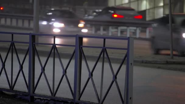 Mobil Mengemudi Malam Hari Pada Gerakan Jalan Raya Kabur Fokus — Stok Video