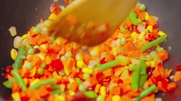 Πολύχρωμα Ψιλοκομμένα Λαχανικά Αναδεύονται Χρησιμοποιώντας Μια Ξύλινη Κουτάλα Λαχανικά Τσιρίζουν — Αρχείο Βίντεο
