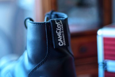 Tyumen, Rusya-11 Ocak 2024: Üzerinde Camelot marka etiketi bulunan siyah ayakkabı, ayakkabının eşsiz markasını gösteriyor..