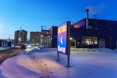 Tyumen, Rusya-02 Mart 2024: Metro logosu City Skyline 'a Karşı İşareti kapat