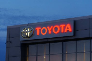 Tyumen, Rusya-02 Mart 2024: Toyota marka amblem bir kentteki ticari bir binanın yan tarafında belirgin bir şekilde gösterildi.