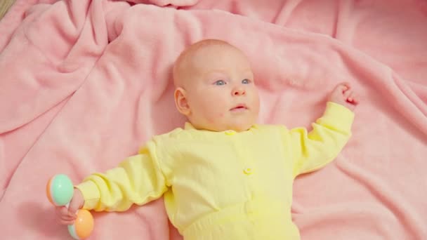 노란색 아기는 부드러운 담요에 누워있다 — 비디오