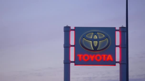 Тюмень Россия Марта 2024 Года Вывеска Логотипом Марки Toyota Стенде — стоковое видео