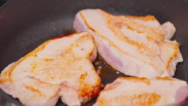 Close Meat Shown Cooking Frying Pan Meat Sizzles Browns Heats — Stock Video