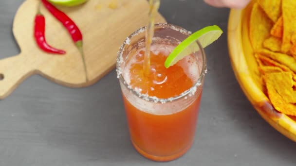 Cocktail Mexicain Michelada Base Bière Jus Tomate Concentration Sélective — Video