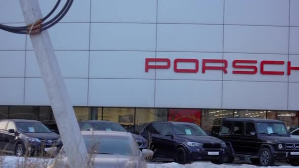 俄罗斯蒂门 2024年3月18日 汽车排成一排停在保时捷经销商前 展示各种车型和颜色供销售 — 图库视频影像