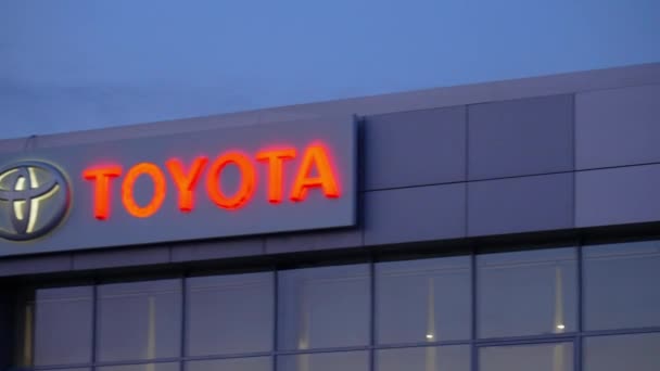 Tyumen Rússia Março 2024 Toyota Assina Proeminente Contra Céu Azul — Vídeo de Stock