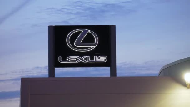 Tyumen Rusia Marzo 2024 Firma Que Muestra Logotipo Lexus Lado — Vídeos de Stock