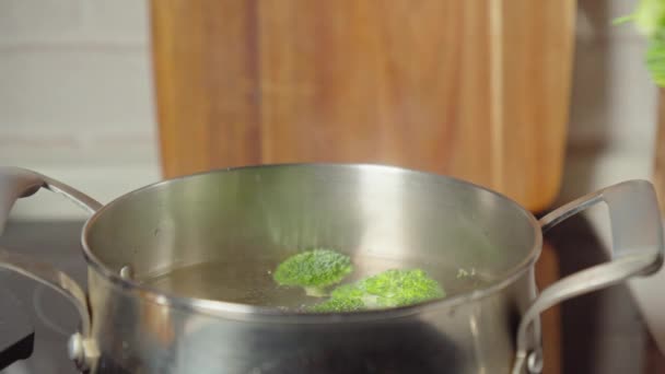 Genussvolle Einfachheit Frischer Brokkoli Dampft Einem Sonnigen Nachmittag — Stockvideo
