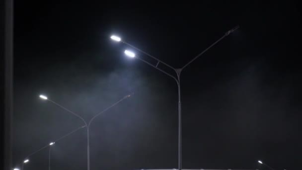 Notte Nebbiosa Nel Parcheggio Con Luci Stradali Notte Concentrazione Selettiva — Video Stock