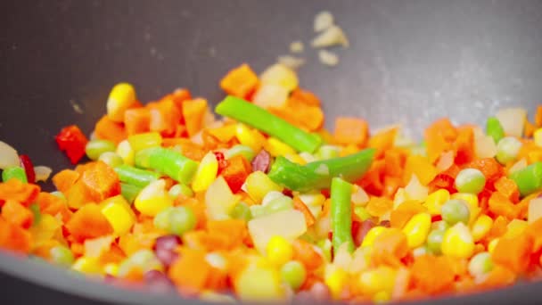 Des Légumes Hachés Colorés Sont Remués Aide Une Cuillère Bois — Video