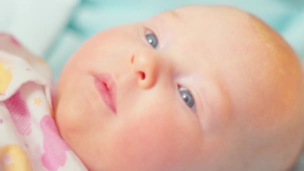 晨光中的新生幸福 对婴儿的一种轻柔的陶醉 — 图库视频影像