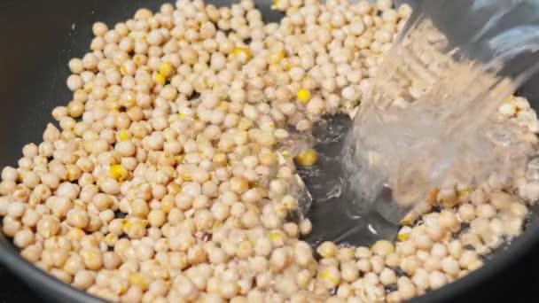 おいしいひよこ豆と豆で満たされたポット スローモーション 選択的なフォーカス — ストック動画