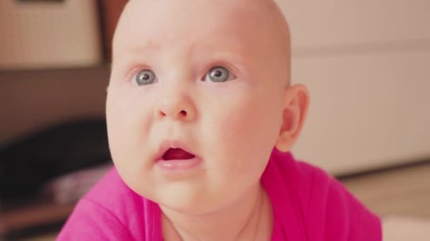 Bambino Sorride Una Camicia Rosa Pacificamente Sul Pavimento Crogiolandosi Momento — Video Stock