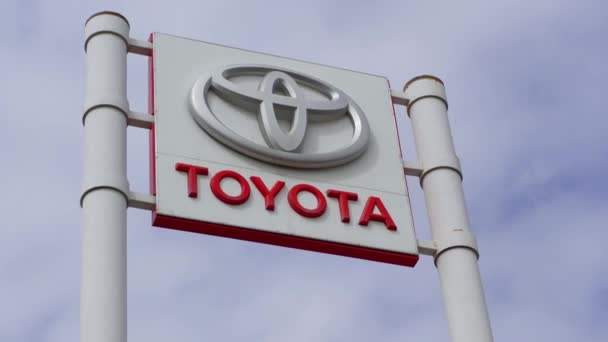 Tyumen Russia March 2024 Toyota Logo Sign Blue Sky Selective — Stock Video