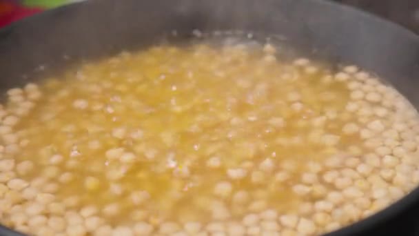 Zbliżenie Patelni Wypełnione Ciecierzycy Grochu Gotowania — Wideo stockowe