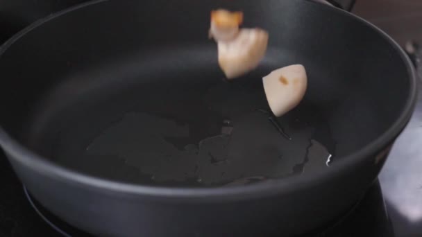 Panela Cheia Cogumelos Sizzles Fogão Cozinhar Com Perfeição Como Eles — Vídeo de Stock