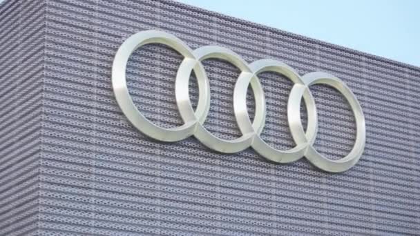 Tyumen Russie Mars 2024 Audi Brand Logo Gray Textured Wall — Video