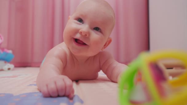 Glimlachend Kind Met Opvallende Blauwe Ogen Kijkt Naar Camera Charmeert — Stockvideo