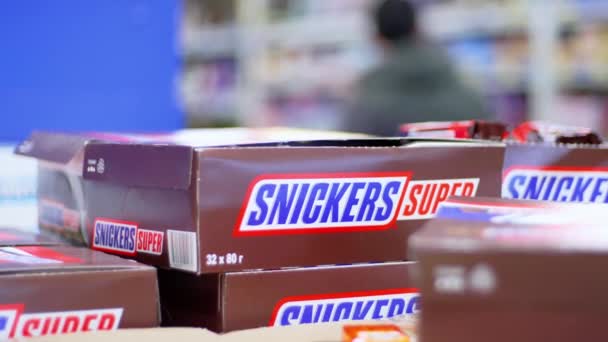 Tyumen Rosja Marca 2024 Snickers Sweet Delight Store Półki Skupienie — Wideo stockowe