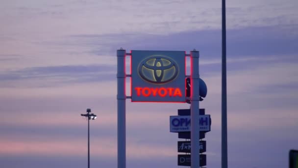 Tjumen Russland März 2024 Toyota Markenzeichen Prominent Der Seite Eines — Stockvideo