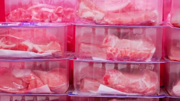 Haufen Plastik Fleischbehälter Fleisch Bereit Für Die Verarbeitung Oder Verteilung — Stockvideo
