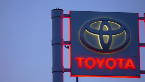 Tjumen Russland März 2024 Toyota Schild Vor Blauem Himmel Mit — Stockvideo