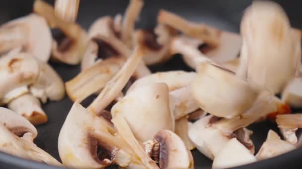盘中的蘑菇在炉顶上发出刺耳的声音 当它们释放出来的时候 就会达到完美的烹调效果 慢动作 — 图库视频影像