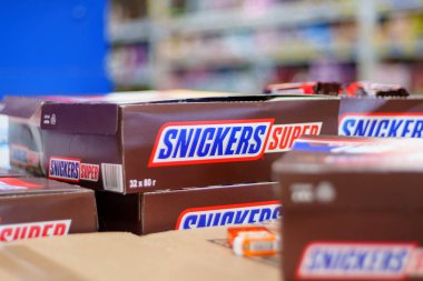 Tyumen, Rusya-02 Mart 2024: Snickers, Mağaza Raflarında Tatlı Lezzet. Seçici odak