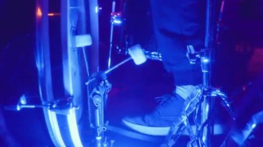Akşamları heyecan verici bir müzik performansı sırasında davulcunun ayağının etrafında dans eden parlak mavi ışıklar gibi ritmi hissedin.