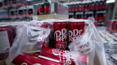 Tyumen, Rusya-Kasım 02, 2024: Dr. Pepper eşsiz bir tadı olduğu düşünülen hafif bir içecek..