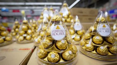 Tyumen, Rusya-Kasım 02, 2024: Ferrero Rocher çikolatalı şekerler, lüks lezzetler. İtalyan çikolatası.