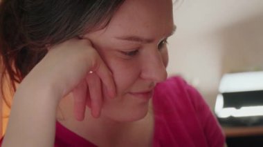 Yaratıcı sürecine dalmış bir kadın, düşünceli bir şekilde sakin bir atmosferde işine odaklanıyor..