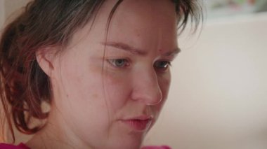 Düşünceli bir birey sıcak ve aydınlık bir yerde oturur, derin bir yansımada kaybolur..