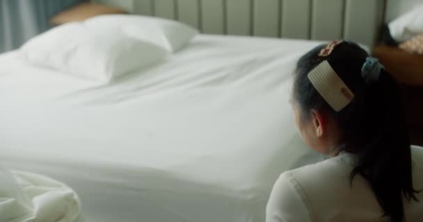 Γυναίκες Αλλάζουν Κρεβάτι Στο Δωμάτιο Υπάλληλοι Δύο Υπηρέτριες Του Ξενοδοχείου — Αρχείο Βίντεο